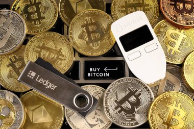 Wroclaw, Polonya - 28 Ocak 2020: Bitcoin (Btc), Trezor ve Ledger 'ın (şifreli para birimi donanım cüzdanları) fiziki versiyonu ve giriş tuşuna yazılmış Bitcoin al.
