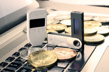 Wroclaw, Polonya - 28 Ocak 2020: Bitcoin (Btc), Trezor ve Ledger (şifreli para birimi donanım cüzdanları) ve siyah dizüstü bilgisayarlı klavyenin fiziksel versiyonu.