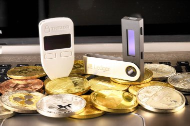Wroclaw, Polonya - 28 Ocak 2020: Bitcoin (Btc), Trezor ve Ledger (şifreli para birimi donanım cüzdanları) ve siyah dizüstü bilgisayarlı klavyenin fiziksel versiyonu.