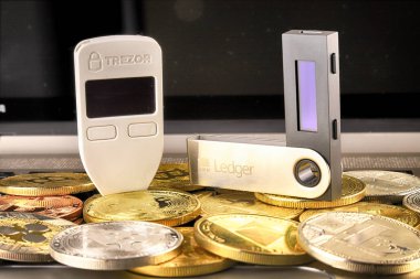 Wroclaw, Polonya - 28 Ocak 2020: Bitcoin (Btc), Trezor ve Ledger (şifreli para birimi donanım cüzdanları) ve siyah dizüstü bilgisayarlı klavyenin fiziksel versiyonu.