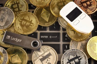 Wroclaw, Polonya - 28 Ocak 2020: Bitcoin (Btc), Trezor ve Ledger 'ın fiziksel versiyonu (kripto para birimi donanım cüzdanları) ve düğmeye basın.