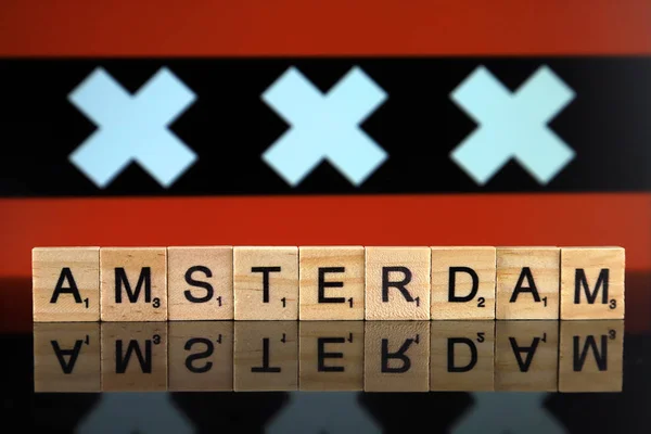 Amsterdams Stadsflagga Och Stadens Namn Består Små Träbokstäver Studioinspelning — Stockfoto