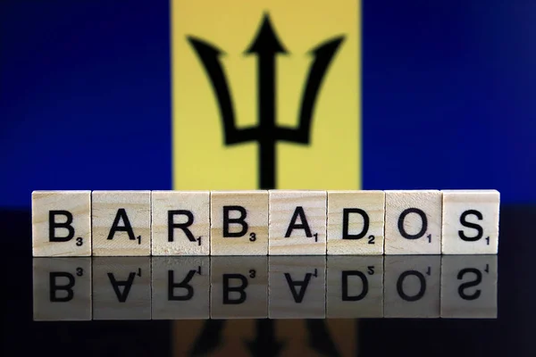 Флаг Барбадоса Название Страны Сделаны Маленьких Деревянных Букв Снимок Студии — стоковое фото