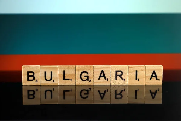 ブルガリア国旗と小さな木製の文字で作られた国の名前 スタジオショット — ストック写真