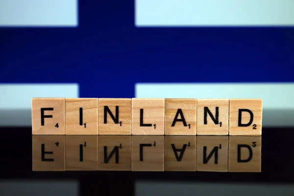 Finnland Flagge Und Ländername Aus Kleinen Holzbuchstaben Studioaufnahme — Stockfoto