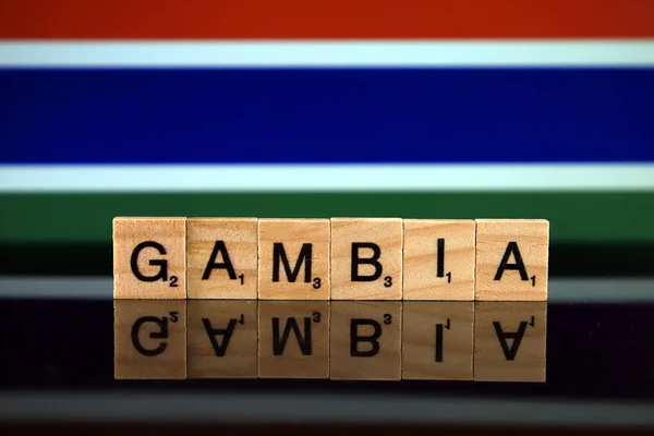 Gambia Flagge Und Ländername Aus Kleinen Holzbuchstaben Studioaufnahme — Stockfoto