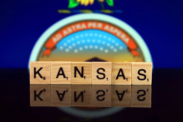 Bandeira Estado Kansas Nome Estado Feito Pequenas Letras Madeira Estúdio — Fotografia de Stock