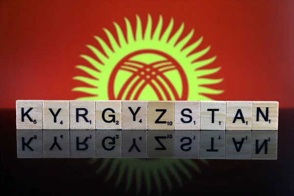 Флаг Кыргызстана Название Страны Сделаны Маленьких Деревянных Букв Снимок Студии — стоковое фото