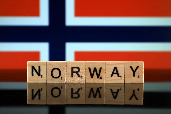 Флаг Норвегии Название Страны Сделаны Маленьких Деревянных Букв Снимок Студии — стоковое фото
