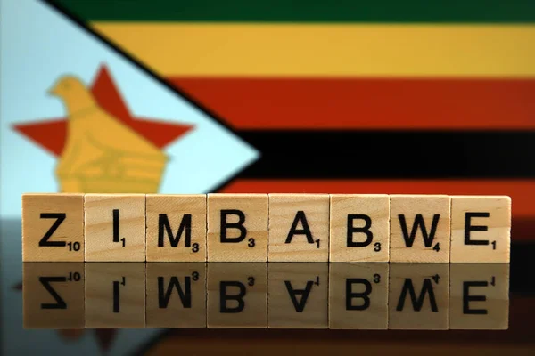 Flaga Zimbabwe Nazwa Kraju Wykonane Małych Drewnianych Liter Zdjęcia Studyjne — Zdjęcie stockowe