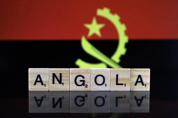 アンゴラ国旗と小さな木製の文字で作られた国の名前 スタジオショット — ストック写真