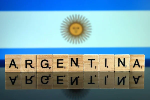 Флаг Аргентины Название Страны Сделаны Маленьких Деревянных Букв Снимок Студии — стоковое фото