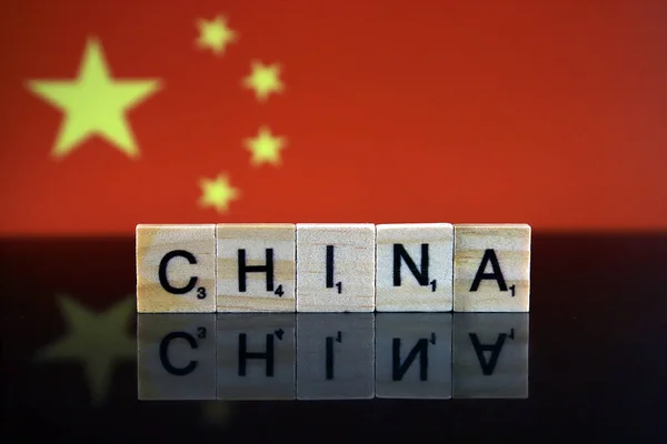 China Flagge Und Ländername Aus Kleinen Holzbuchstaben Studioaufnahme — Stockfoto