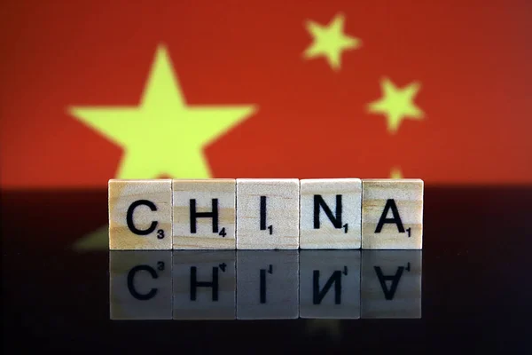 China Flagge Und Ländername Aus Kleinen Holzbuchstaben Studioaufnahme — Stockfoto