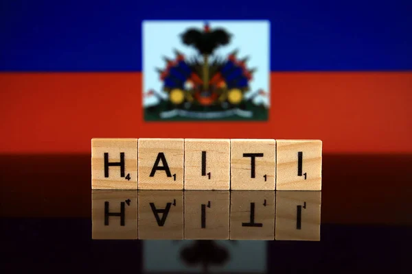 Флаг Гаити Название Страны Сделаны Маленьких Деревянных Букв Снимок Студии — стоковое фото
