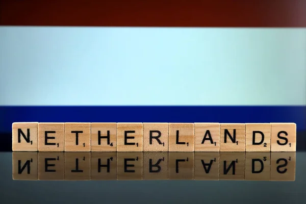 Niederländische Flagge Und Landesname Aus Kleinen Holzbuchstaben Studioaufnahme — Stockfoto