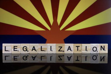 Wroclaw, Polonya - 4 Şubat 2020: Arizona Eyalet Bayrağı ve küçük ahşap harflerden yapılmış kelime yasallaştırma. Uyuşturucu politikası. Esrarın yasallaştırılması.