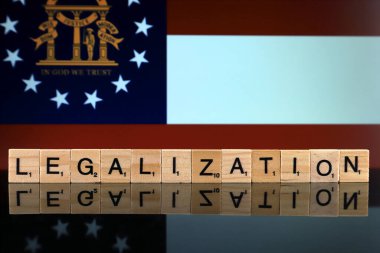Wroclaw, Polonya - 4 Şubat 2020: Gürcistan Bayrağı ve küçük tahta harflerden yapılmış kelime yasallaştırması. Uyuşturucu politikası. Esrarın yasallaştırılması.