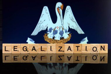 Wroclaw, Polonya - 4 Şubat 2020: Louisiana Eyalet Bayrağı ve küçük tahta harflerden yapılmış kelime yasallaştırma. Uyuşturucu politikası. Esrarın yasallaştırılması.