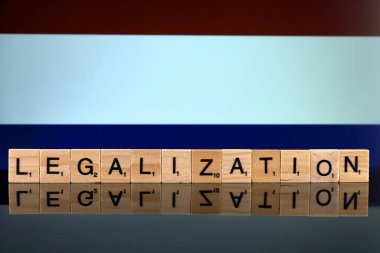 Wroclaw, Polonya - 4 Şubat 2020: Hollanda Bayrağı ve küçük ahşap harflerden oluşan kelime yasallaştırması. Uyuşturucu politikası. Esrarın yasallaştırılması.