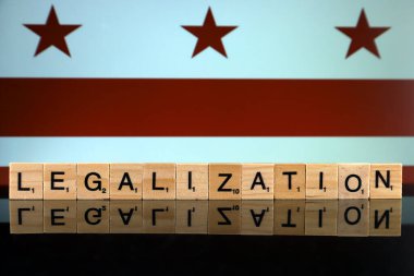 Wroclaw, Polonya - 4 Şubat 2020: Washington Dc Bayrağı ve küçük tahta harflerden yapılmış kelime yasallaştırma. Uyuşturucu politikası. Esrarın yasallaştırılması.
