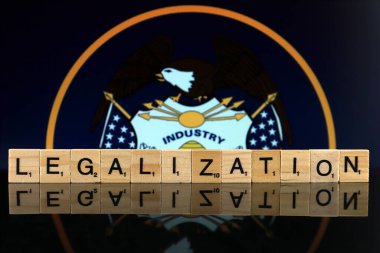 Wroclaw, Polonya - 4 Şubat 2020 Utah Eyalet Bayrağı ve küçük tahta harflerden yapılmış kelime yasallaştırma. Uyuşturucu politikası. Esrarın yasallaştırılması.