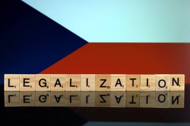 Wroclaw, Polonya - 4 Şubat 2020: Çek Cumhuriyeti Bayrağı ve küçük tahta harflerden oluşan kelime yasallaştırması. Uyuşturucu politikası. Esrarın yasallaştırılması.