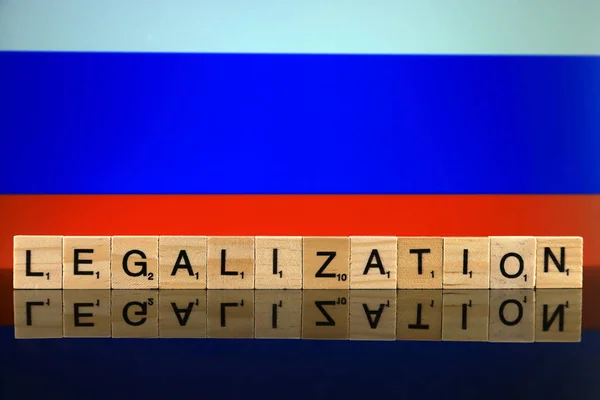 波兰弗罗茨拉夫 2020年2月4日 俄罗斯国旗和字由小木制字母组成的合法化 毒品政策 大麻合法化 — 图库照片