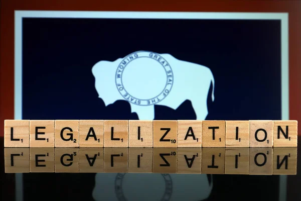 波兰弗罗茨拉夫 2020年2月4日 怀俄明州国旗和由小木制字母组成的文字合法化 毒品政策 大麻合法化 — 图库照片