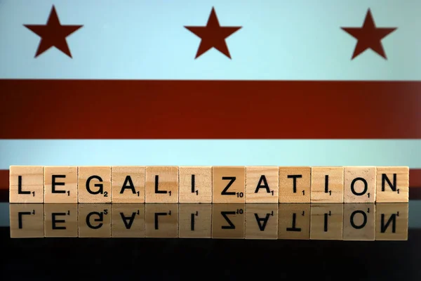 波兰弗罗茨拉夫 2020年2月4日 华盛顿特区旗和字由小木制字母组成的合法化 毒品政策 大麻合法化 — 图库照片