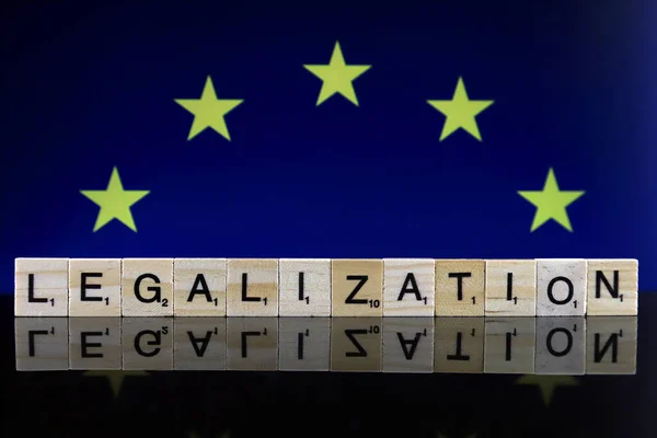 ポーランドのヴロツワフ 2020年2月4日 小さな木製の文字で作られた欧州連合旗と単語の合法化 麻薬政策だマリファナの合法化 — ストック写真