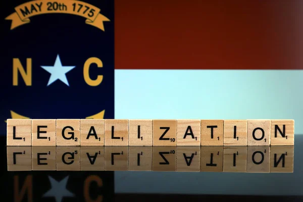 波兰弗罗茨拉夫 2020年2月4日 北卡罗莱纳州国旗和字由小木制字母组成的合法化 毒品政策 大麻合法化 — 图库照片