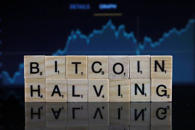 Wroclaw, Polonya - 4 Şubat 2020: Bitcoin Yarısı küçük tahta harflerden yapılmıştır. Her 4 yılda bir, bloğa blok ekledikleri için Bitcoin madencilerine verilen ödül yarıya indirilir..