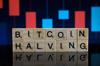 Wroclaw, Polonya - 4 Şubat 2020: Bitcoin Yarısı küçük tahta harflerden yapılmıştır. Her 4 yılda bir, bloğa blok ekledikleri için Bitcoin madencilerine verilen ödül yarıya indirilir..