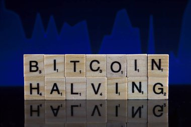 Wroclaw, Polonya - 4 Şubat 2020: Bitcoin Yarısı küçük tahta harflerden yapılmıştır. Her 4 yılda bir, bloğa blok ekledikleri için Bitcoin madencilerine verilen ödül yarıya indirilir..