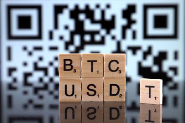 Wroclaw, Polonya - 4 Şubat 2020: Btc Usdt 'un küçük tahta harflerden yaptığı kelimeler. Bağlayıcı (kripto para birimi, Usdt) bir ahır bozuk para olarak adlandırılır çünkü başlangıçta her zaman 1 dolar değerinde olması için tasarlanmıştır..