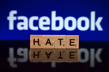 Wroclaw, Polonya - 12 Şubat 2020: Arkaplanda küçük tahta harflerden yapılmış Word Hate ve Facebook logosu. Stüdyo çekimi.