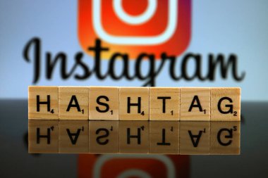 Wroclaw, Polonya - 12 Şubat 2020: Arkaplanda küçük tahta harflerden yapılmış Word Hashtag ve Instagram logosu. Stüdyo çekimi.