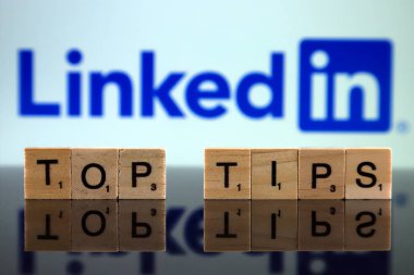 Wroclaw, Polonya - 12 Şubat 2020: Küçük ahşap harflerden yapılmış Sözcükler ve arka planda Linkedin logosu. Stüdyo çekimi.