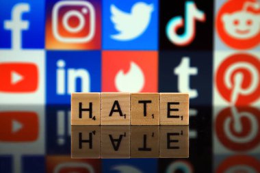 Wroclaw, Polonya - 12 Şubat 2020: Küçük tahta harflerden ve Facebook, Instagram, Twitter, Tik Tok, Reddit, Youtube, Linkedin, Tinder, Tumblr, Pinterest logolarından oluşan Word Hate