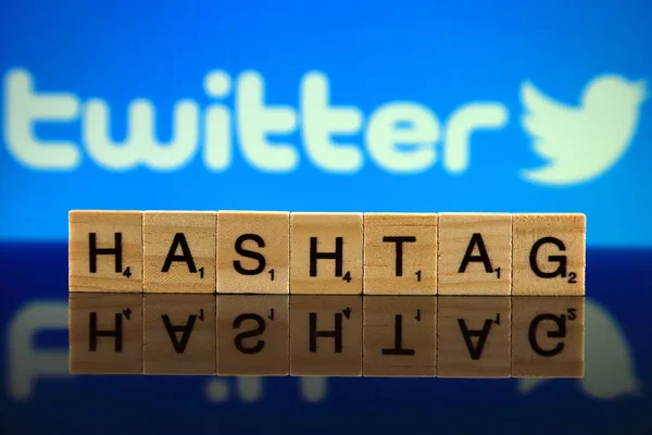 波兰弗罗茨拉夫 2020年2月12日 Word Hashtag以木制小字母和推特标识为背景 工作室拍摄 — 图库照片