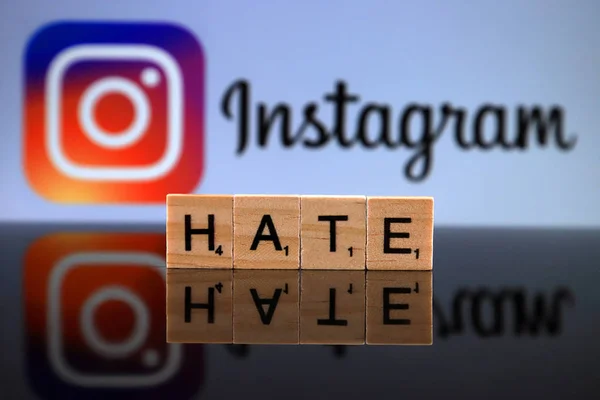 Wroclaw ポーランド 2020年2月12日 背景に小さな木製の文字 Instagramのロゴで作られたWord Hate スタジオショット — ストック写真