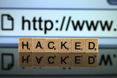 Wroclaw, Polonya - 12 Şubat 2020: Word Hacked küçük tahta harflerden ve arka planda Http Www tabelasından yapıldı. Stüdyo çekimi.