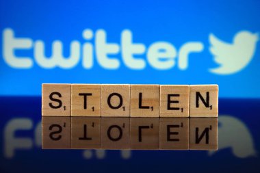 Wroclaw, Polonya - 12 Şubat 2020: Arkaplanda küçük tahta harflerden ve Twitter logosundan yapılmış söz çalındı. Stüdyo çekimi.