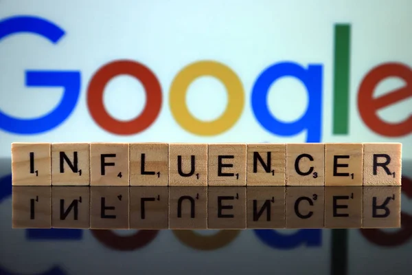 波兰Wroclaw 2020年2月12日 Word Influencer Word Influencer 以木制小字母和Google标志为背景 工作室拍摄 — 图库照片