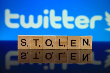 Wroclaw, Polonya - 12 Şubat 2020: Arkaplanda küçük tahta harflerden ve Twitter logosundan yapılmış söz çalındı. Stüdyo çekimi.