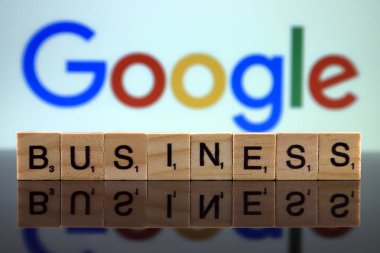 Wroclaw, Polonya - 12 Şubat 2020: Sözcük İşletmeleri küçük ahşap harflerden yapılmış ve arka planda Google logosu var. Stüdyo çekimi.