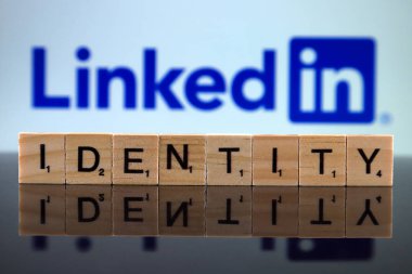 Wroclaw, Polonya - 12 Şubat 2020: Sözcük Kimliği küçük tahta harflerden yapılmış ve arka planda Linkedin logosu var. Stüdyo çekimi.