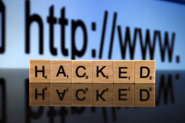 Wroclaw, Polonya - 12 Şubat 2020: Word Hacked küçük tahta harflerden ve arka planda Http Www tabelasından yapıldı. Stüdyo çekimi.