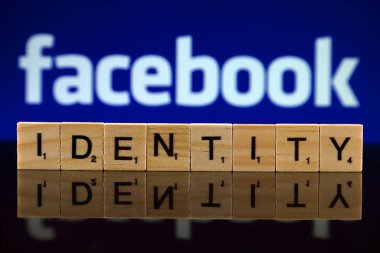 Wroclaw, Polonya - 12 Şubat 2020: Arkaplanda küçük tahta harflerden yapılmış Kelime Kimliği ve Facebook logosu. Stüdyo çekimi.